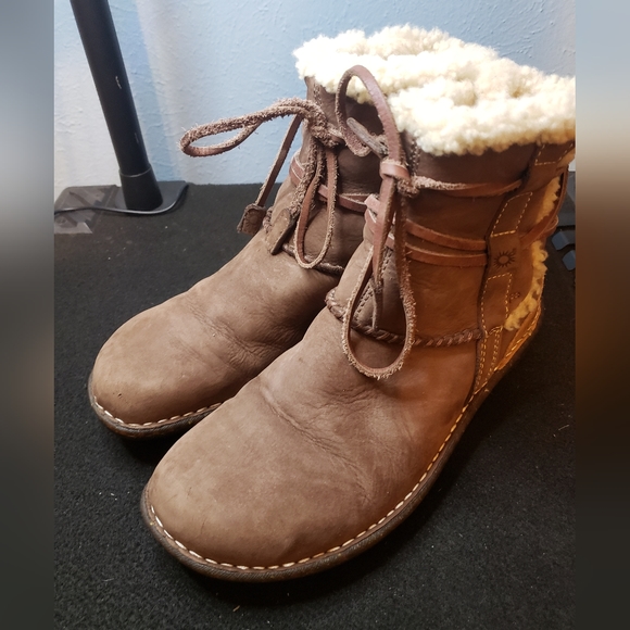 UGG 5587 Brown Leather Sheepskin Lined Boots Size 8 - Picture 3 of 10